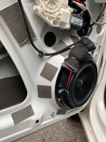 Entdr&ouml;hnung des Blechs mit Schwerschicht, D&auml;mmung von Kabelanschl&uuml;ssen und Lautsprecheradapter