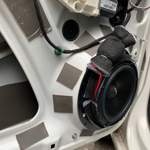 Entdr&ouml;hnung des Blechs mit Schwerschicht, D&auml;mmung von Kabelanschl&uuml;ssen und Lautsprecheradapter