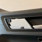Ausgeklippste Blindverkleidung auf der Beifahrerseite (Spiegelverstellung auf der Fahrerseite)