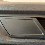 Eingesetzte Blindverkleidung mit Moosgummi dieser kann mit einem feinen Werkzeug noch etwas in dem Spalt versenkt werden, so dass er nicht mehr sichtbar ist.