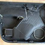 Beifahrert&uuml;rverkleidung versehen mit D&auml;mmmatte