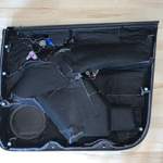 Fahrert&uuml;rverkleidung versehen mit D&auml;mmmatte