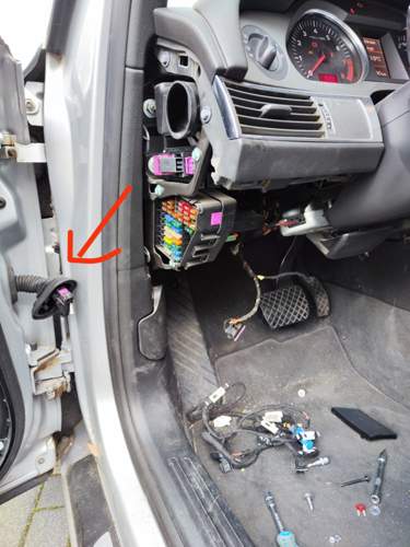 Den Stecker zum Innenraum von der Tür