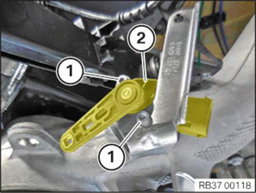 Höhenstandssensor hinten ausbauen