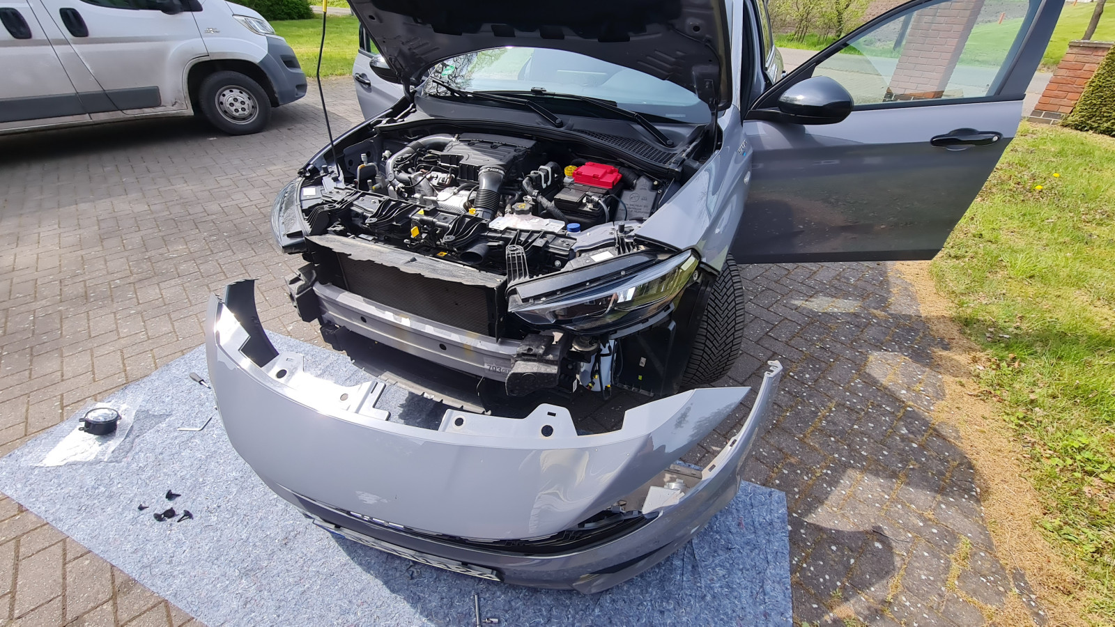 Frontdemontage zum Austausch eines Nebelscheinwerfers