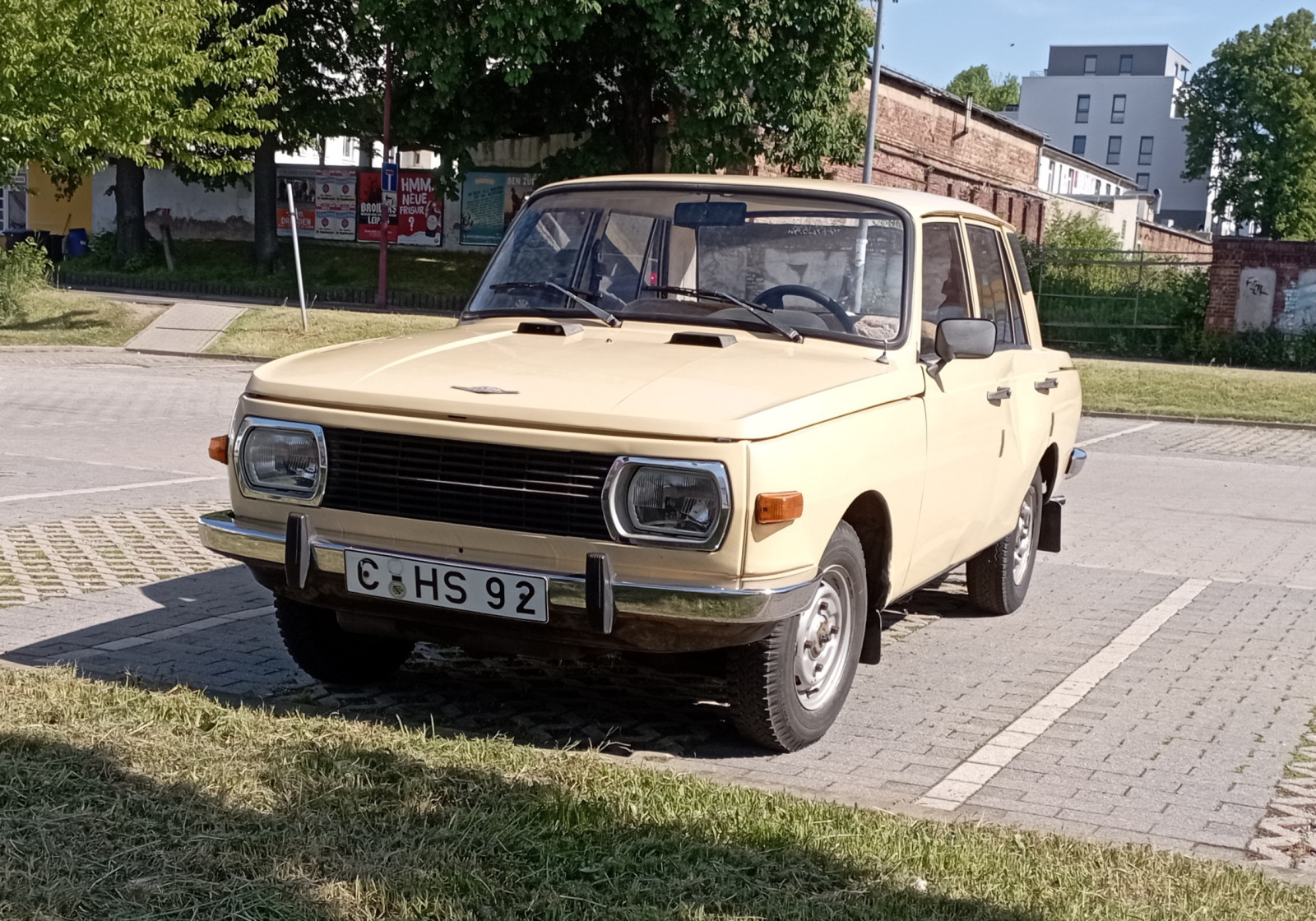 Der Schrottplatz - Spiegelsymmetrisch des Showrooms