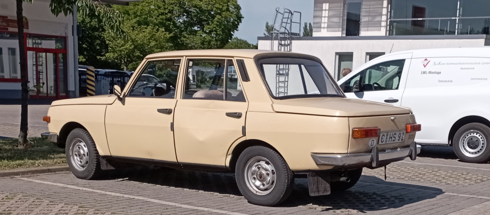 Der Schrottplatz - Spiegelsymmetrisch des Showrooms