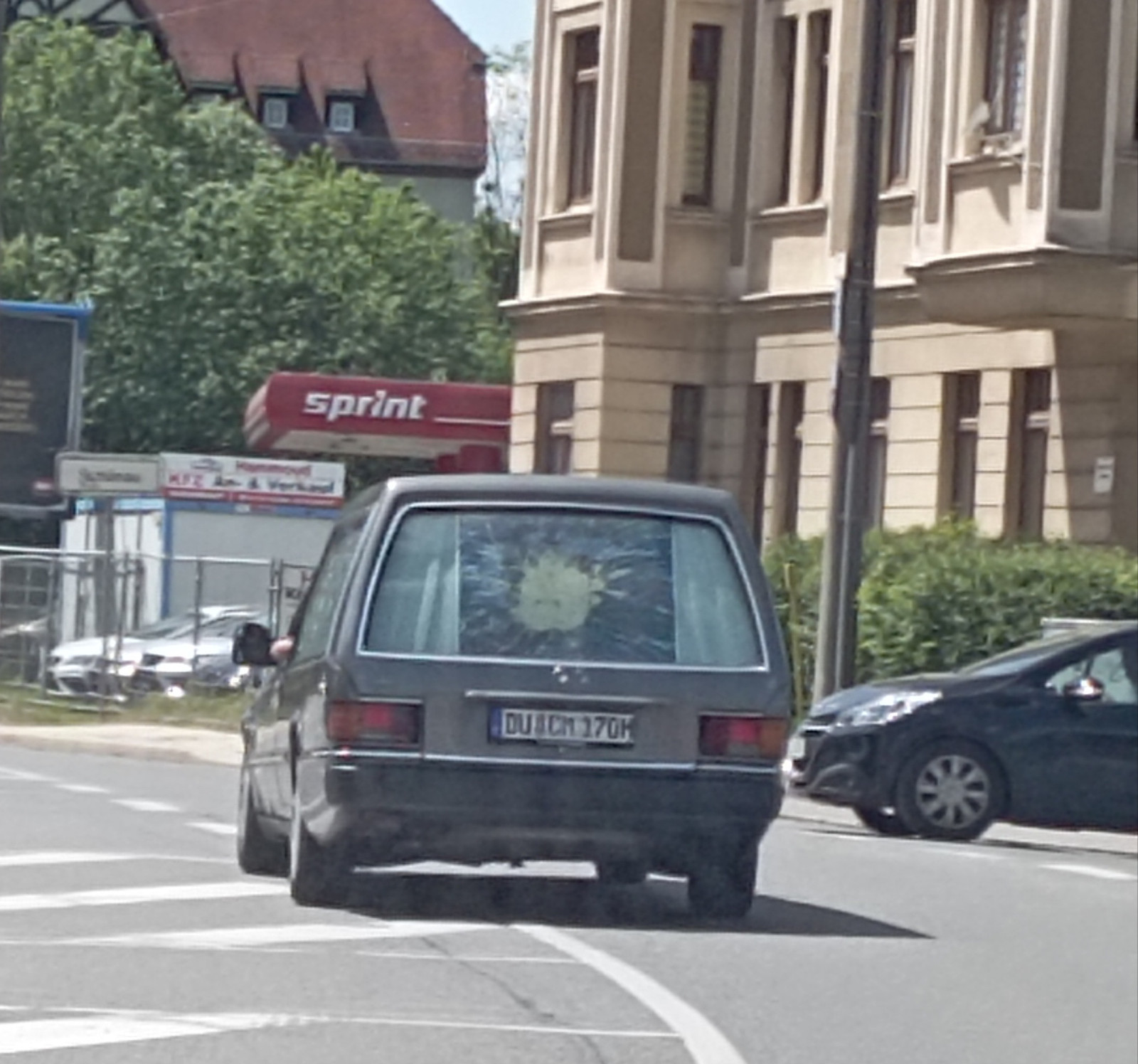 Der Schrottplatz - Spiegelsymmetrisch des Showrooms