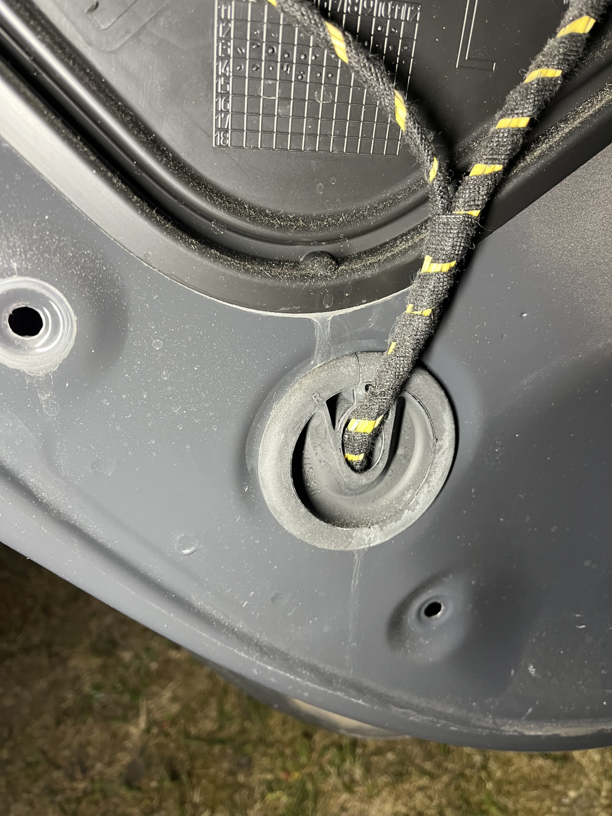 Reparaturanleitung undichte Tür (Lautsprecher), Wasser im Fussraum hinten