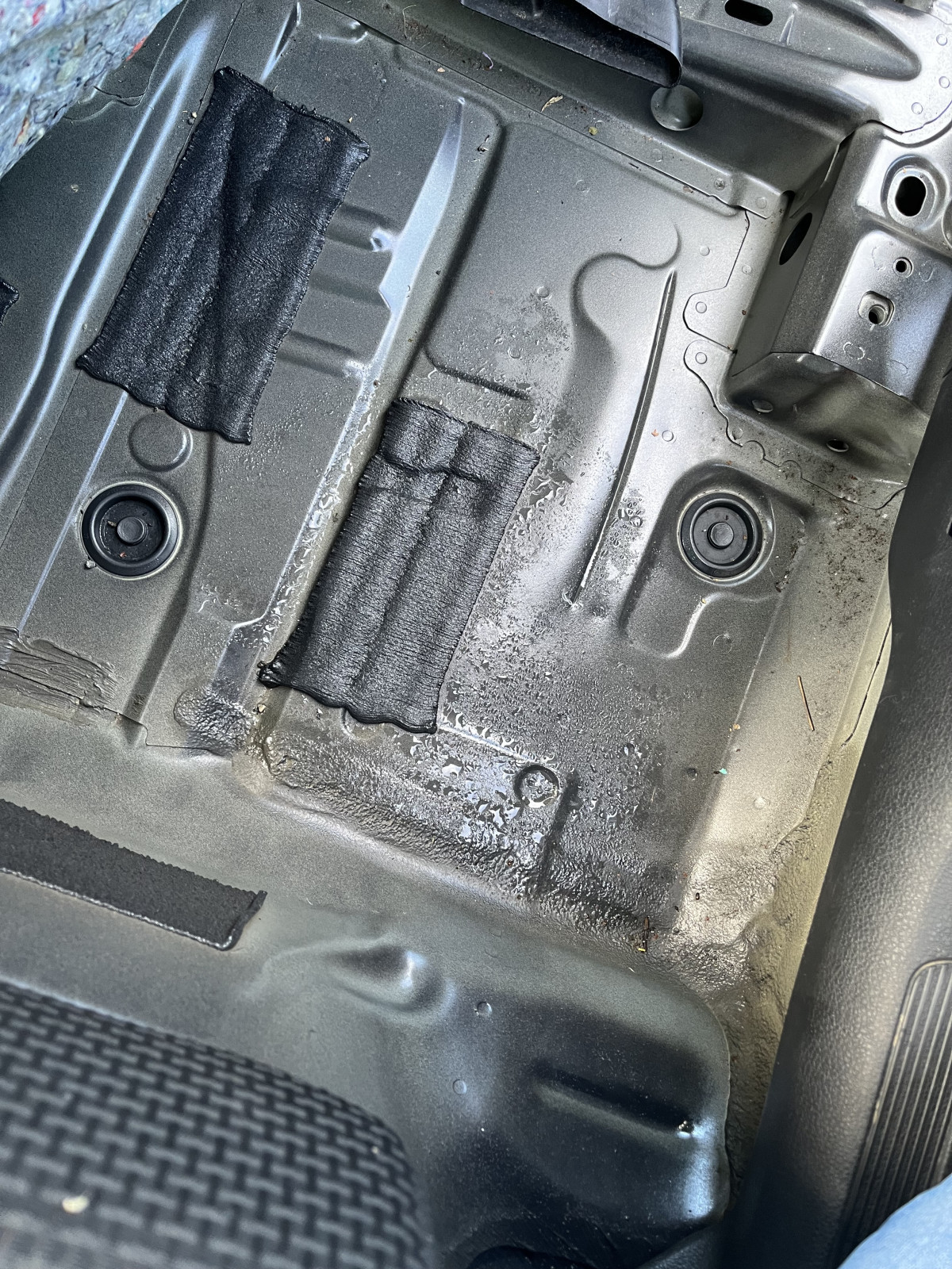 Reparaturanleitung undichte Tür (Lautsprecher), Wasser im Fussraum hinten