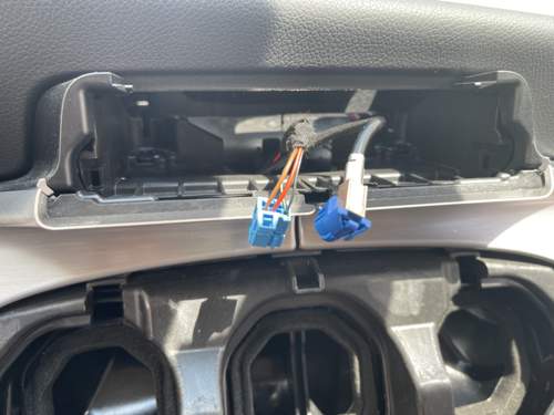 Schacht - Haltenase hinter den Kabeln