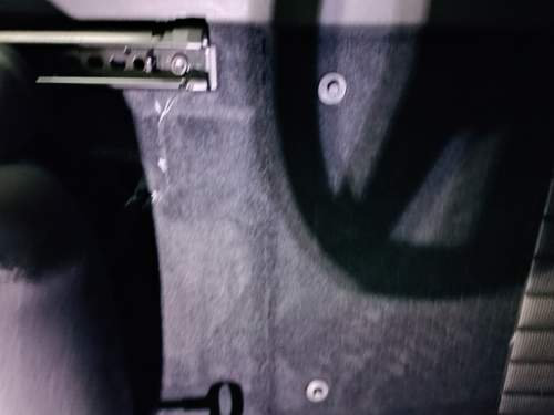 Schlitz an der Sitzschiene