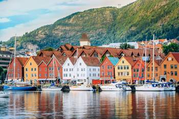 1637069621-blick-historische-haeuser-bergen