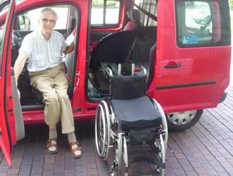VW Caddy mit Rollstuhleinzug