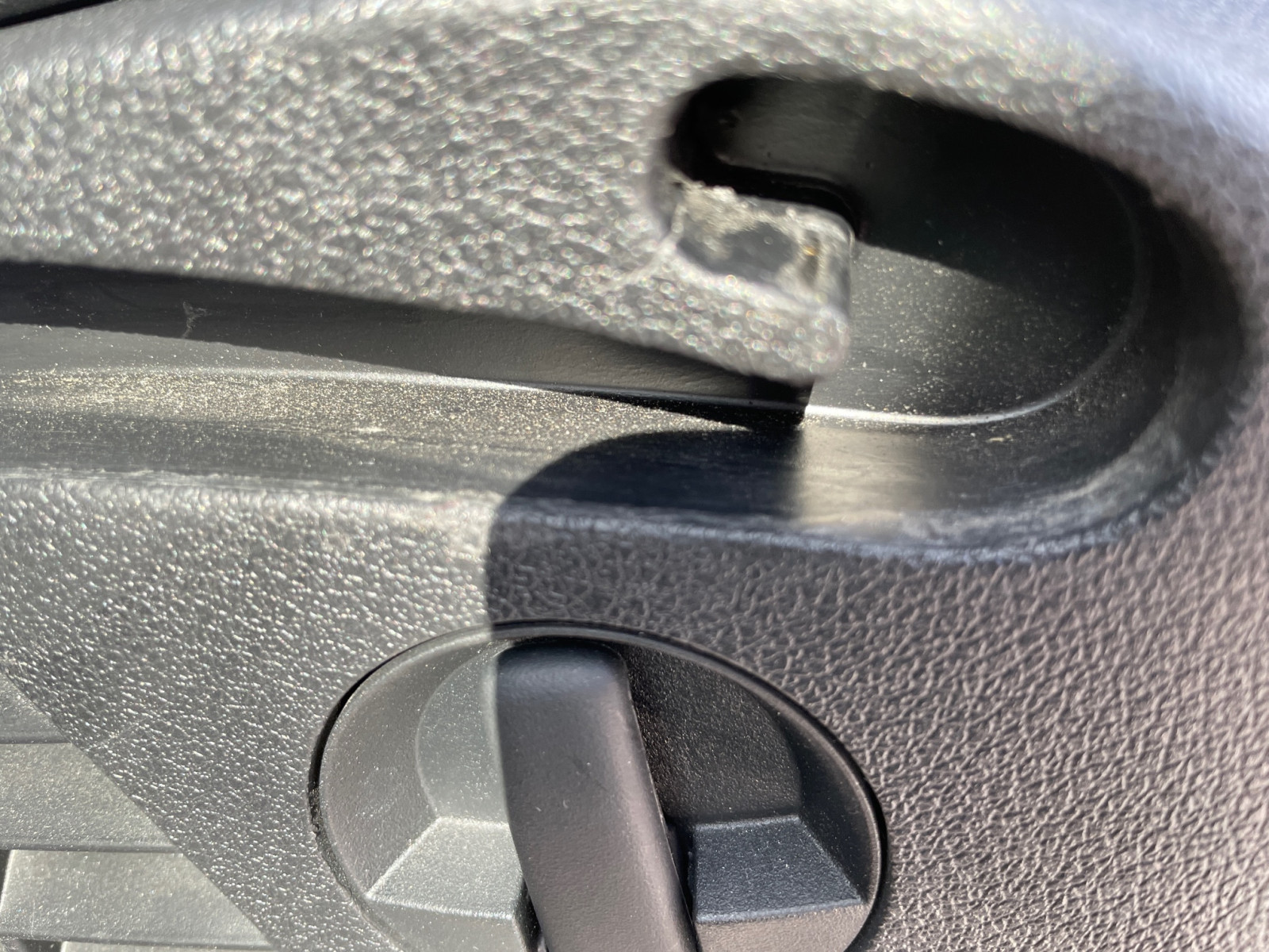 Kofferraum Rollo Risse am Ende der Gleitschiene