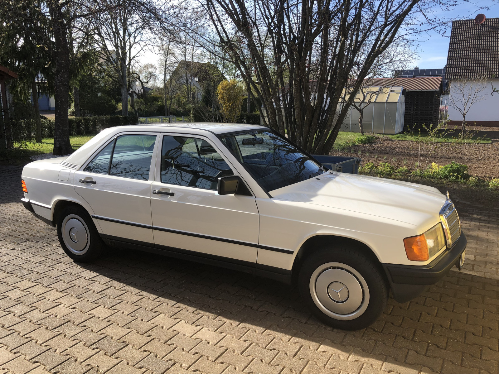 Verkaufe meinen 1985er 190E mit nur 40.000 km