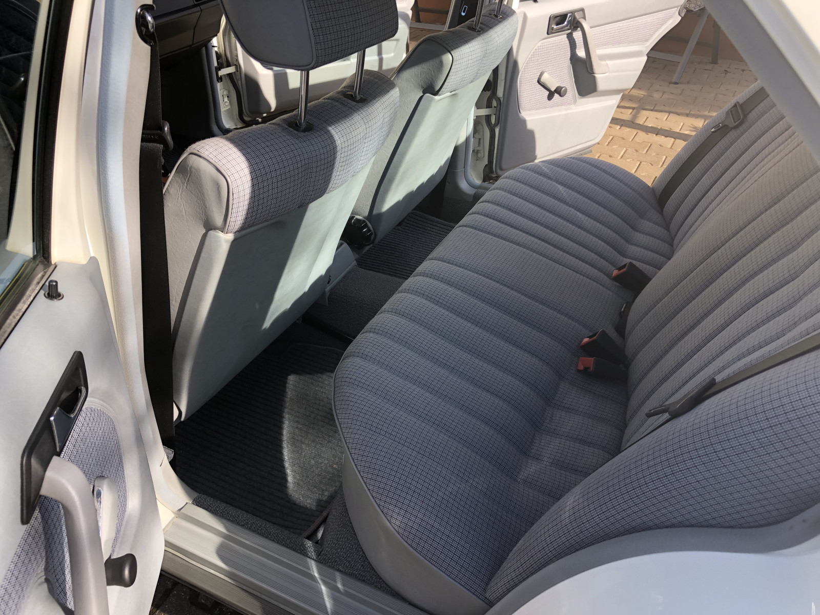 Verkaufe meinen 1985er 190E mit nur 40.000 km