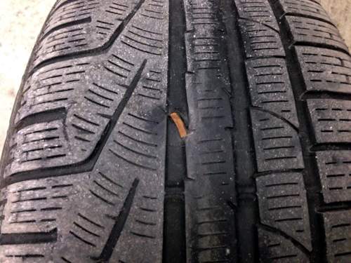 Winterreifen mit Metallsplitter