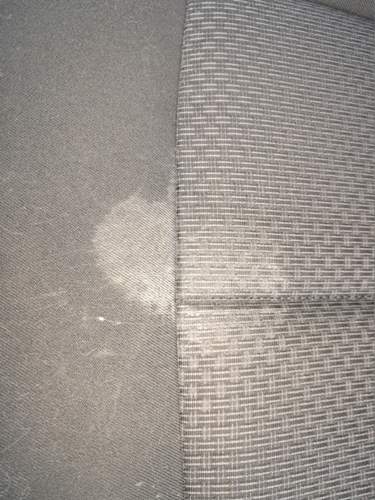 Weisslicher Fleck auf Fahrersitz