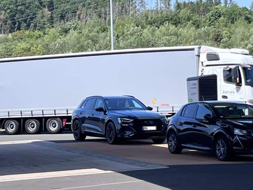 Plasmablau wie schwarz