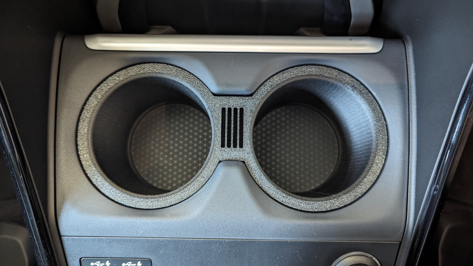 BMW 2er U06 Becherhaltereinsatz zum verkleiner?