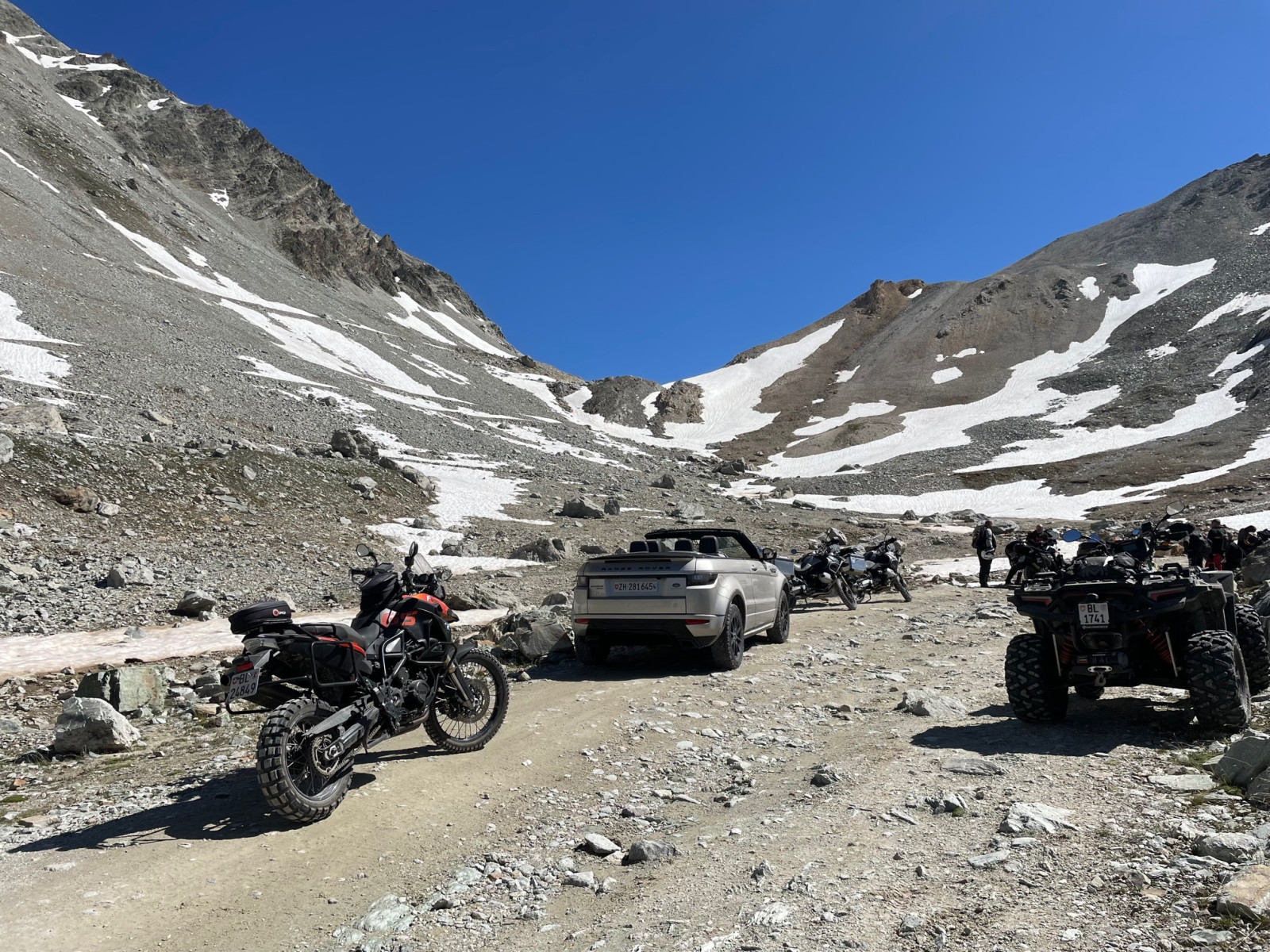 Er durfte mal wieder in seine natürliches Habitat (Evoque Cabrio im Schotter ;-))