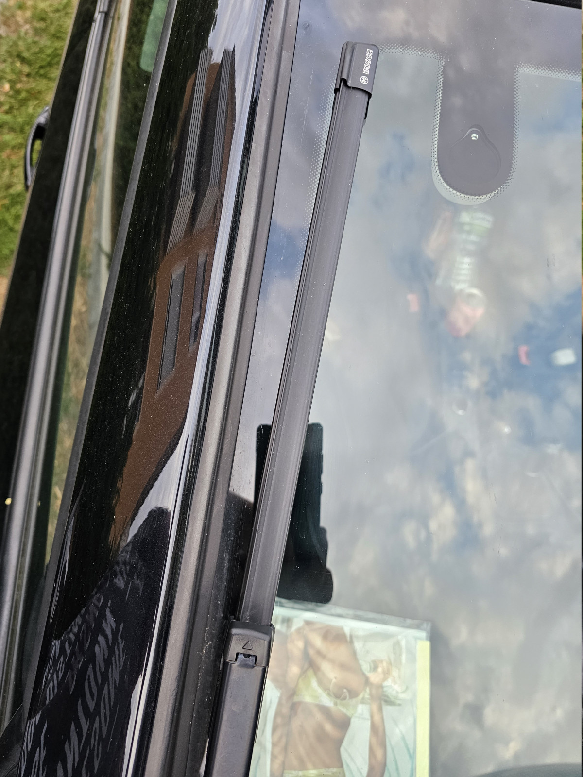 Scheibenwischer verschwindet nicht hinter Scheibe.