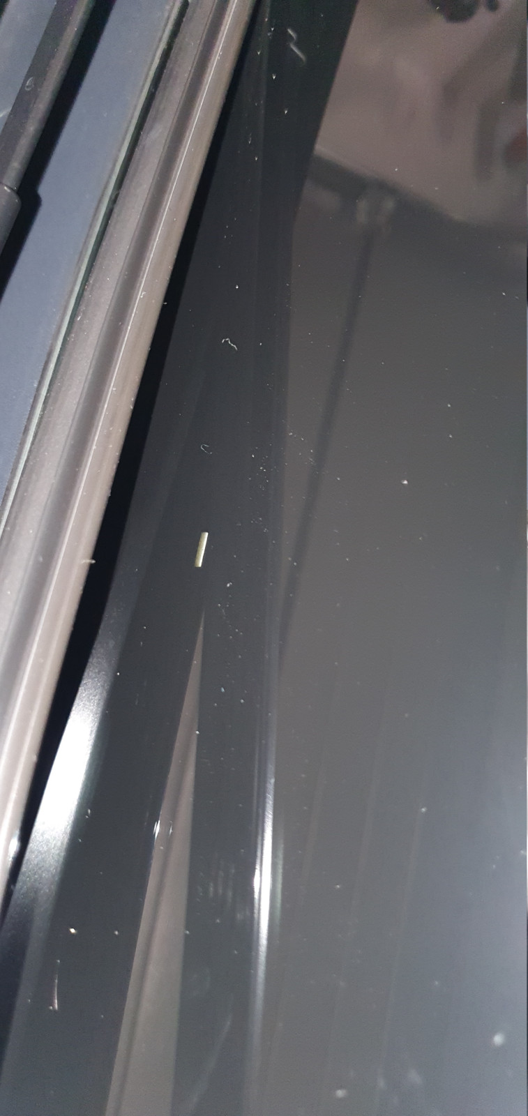 Scheibenwischer verschwindet nicht hinter Scheibe.