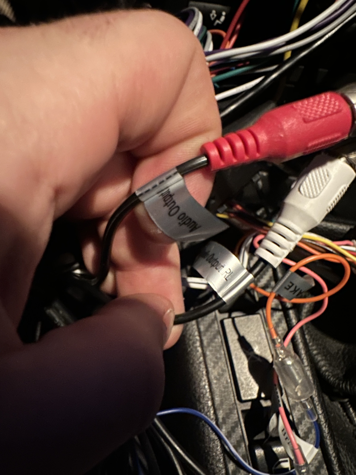 Chinch Kabel von Endstufe an Doppel DIN Radio anschließen