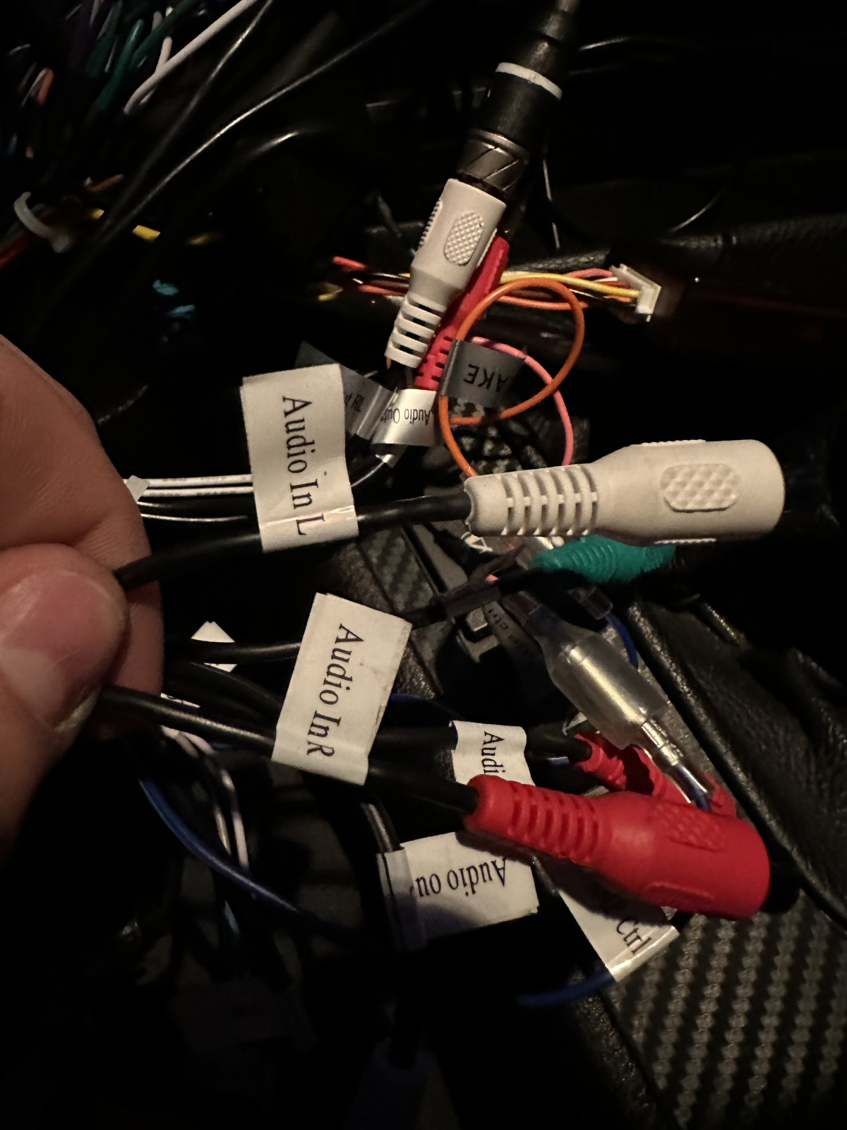 Chinch Kabel von Endstufe an Doppel DIN Radio anschließen