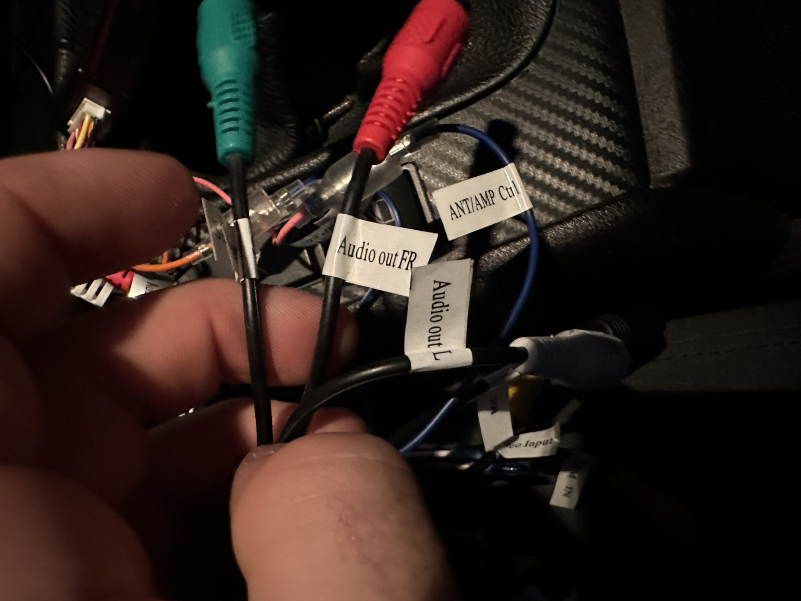 Chinch Kabel von Endstufe an Doppel DIN Radio anschließen