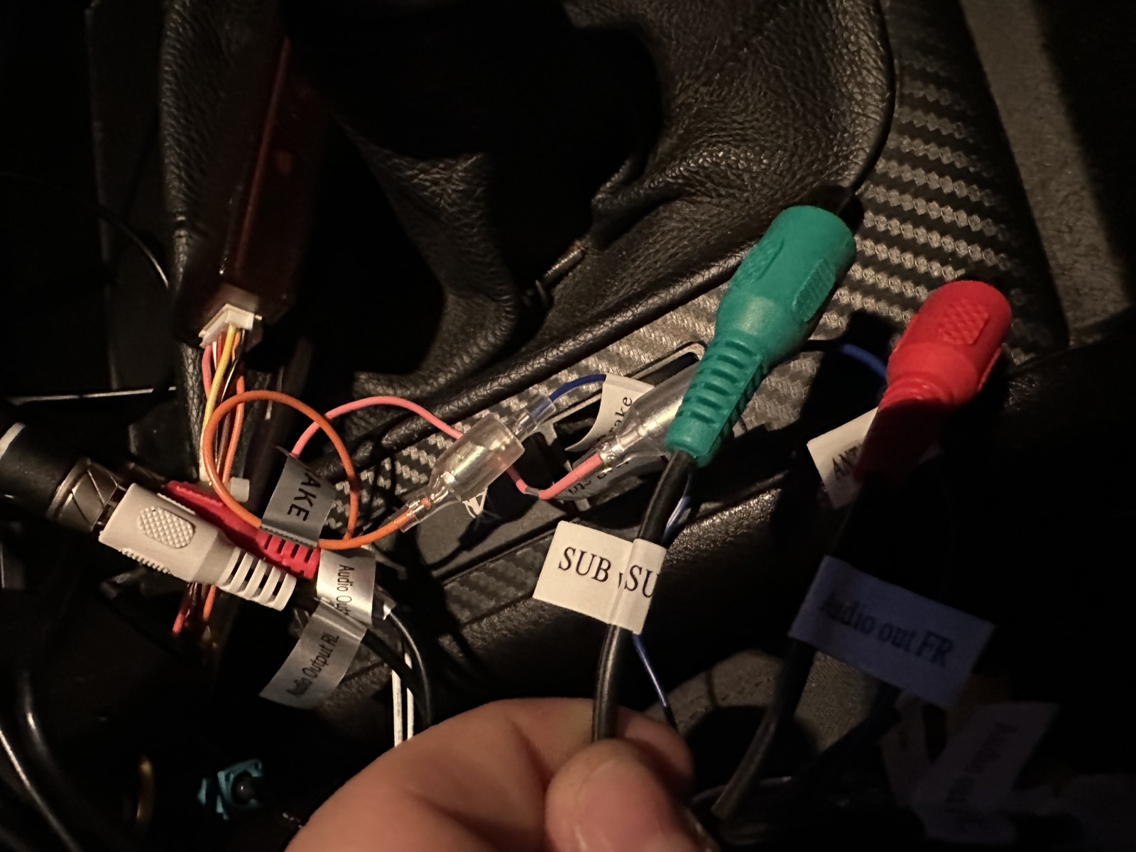 Chinch Kabel von Endstufe an Doppel DIN Radio anschließen