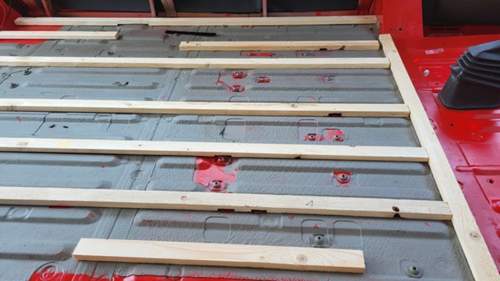 Dachlatten als Bodenunterbau