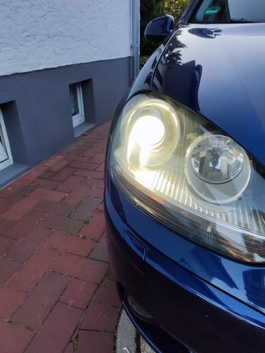 Rechter Scheinwerfer