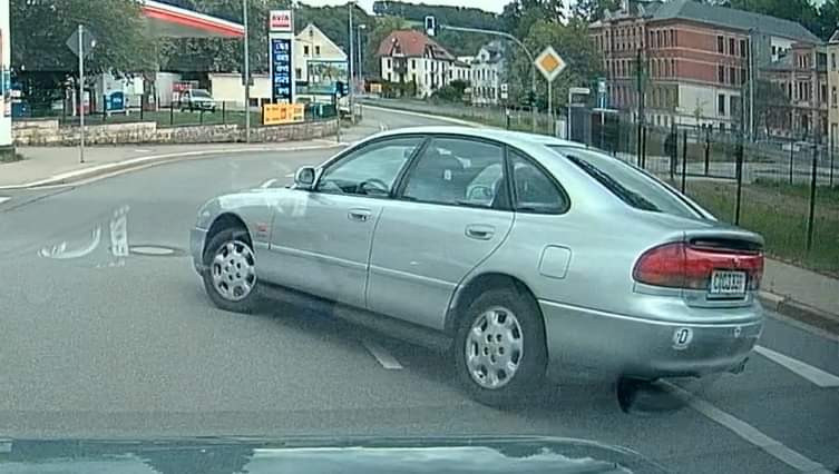 Der Schrottplatz - Spiegelsymmetrisch des Showrooms