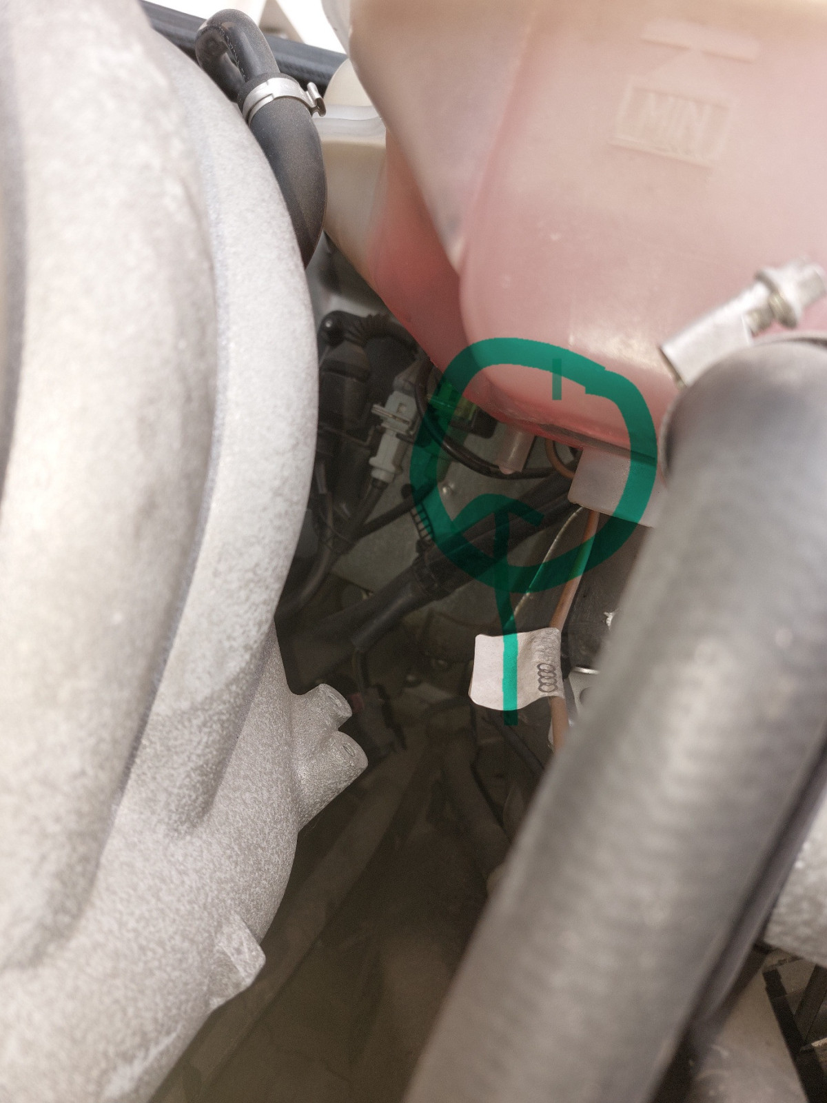 Ausgleichsbehälter tropft aus unterem Stutzen