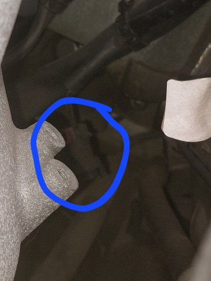 Ausgleichsbehälter tropft aus unterem Stutzen