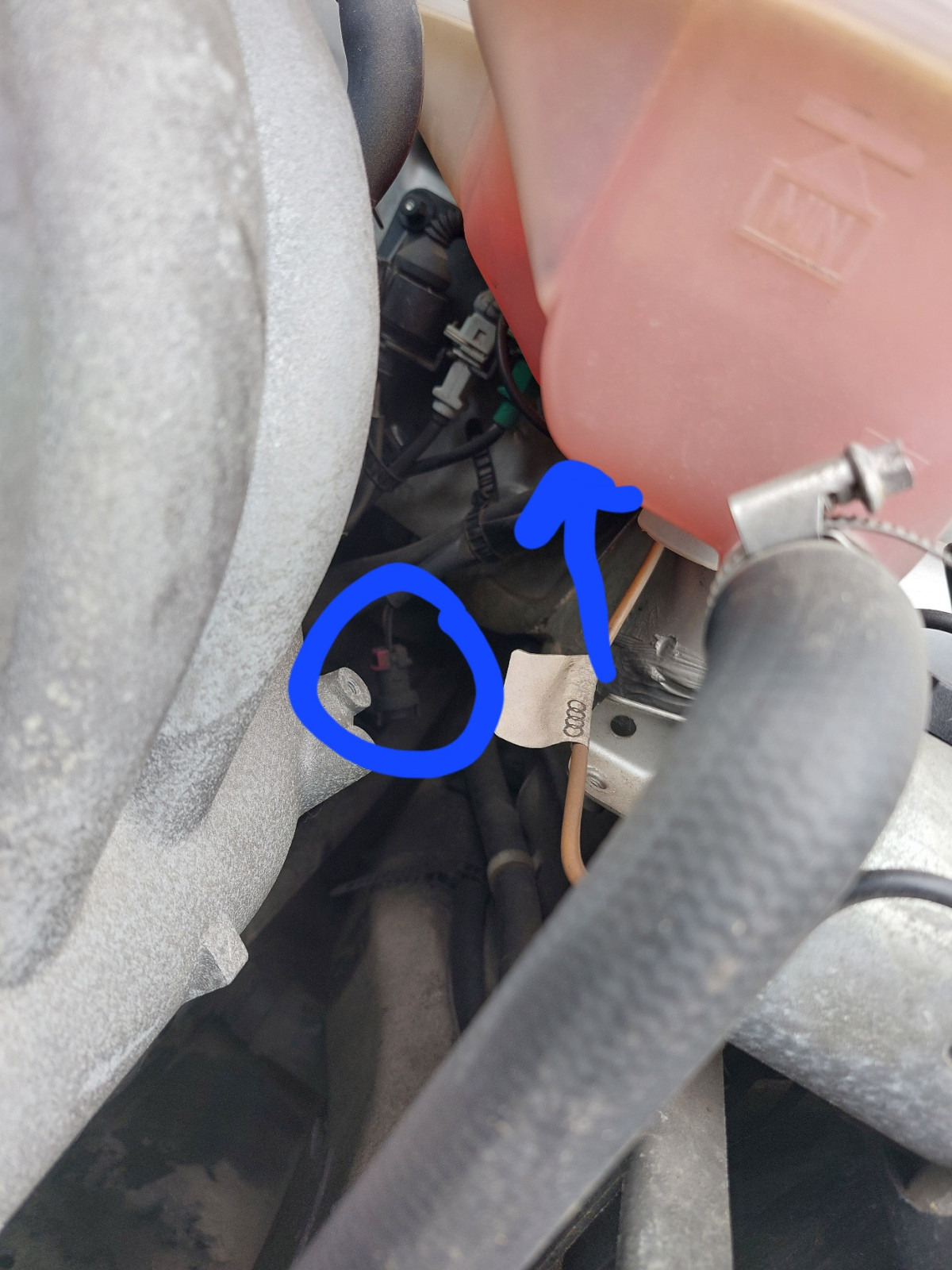 Ausgleichsbehälter tropft aus unterem Stutzen