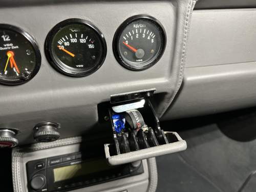 Die Halterung verschwindet im Aschenbec