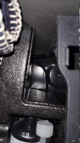 Schlauch im Kofferraum rechts