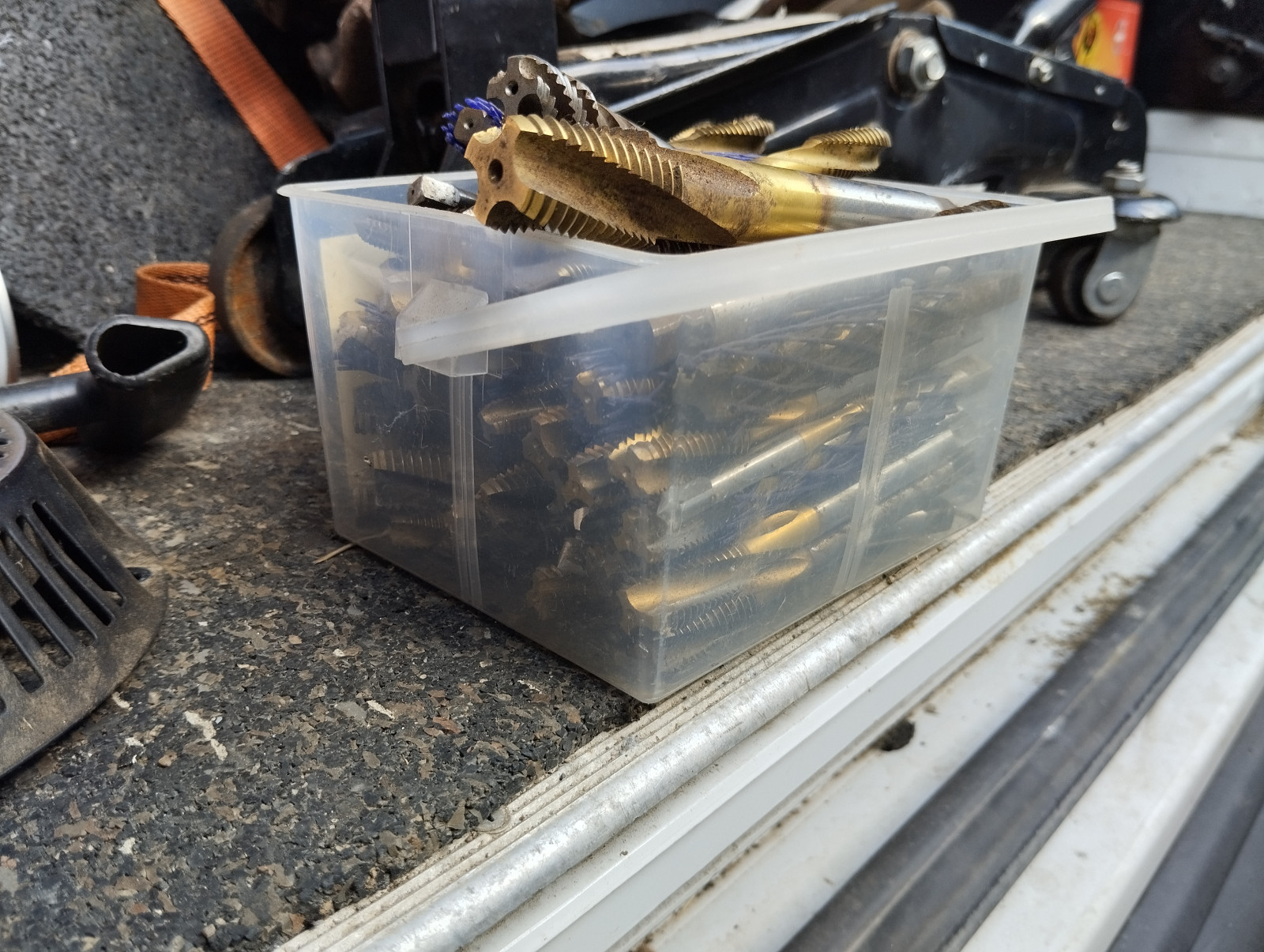 Der Schrottplatz - Spiegelsymmetrisch des Showrooms