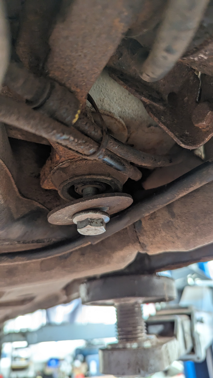 Peugeot 106 Hinterachse ausbauen | Frage zu den Befestigungsbolzen