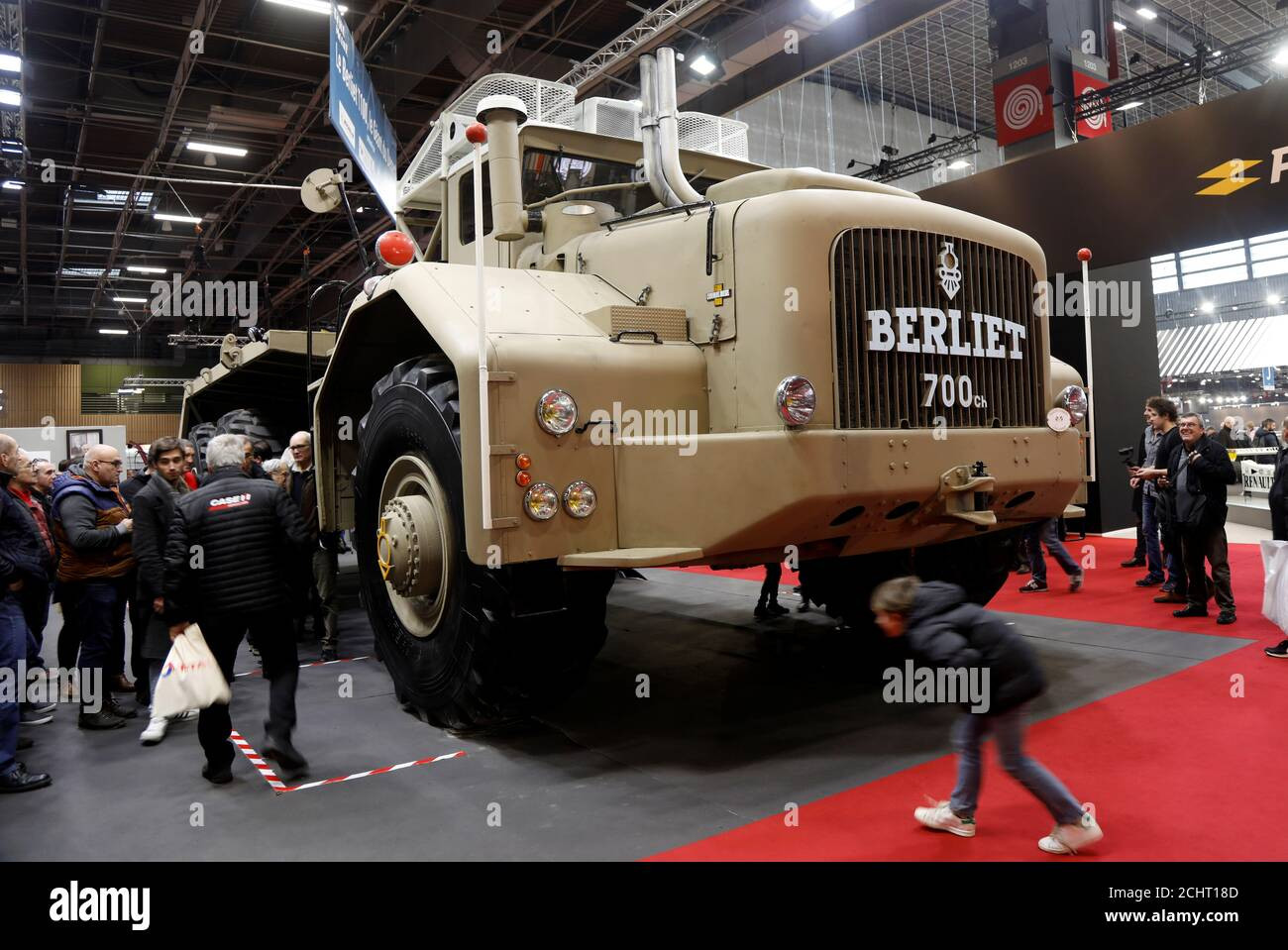 ein-1958-berliet-t100-lkw-der-grosste-lkw-der-welt-zu-der-zeit-wird-wahrend-der-retromobile-auto-show-in-paris-frankreich-6-februar-2019-gesehen-reuterscharles-platiau-2cht18d.jpg
