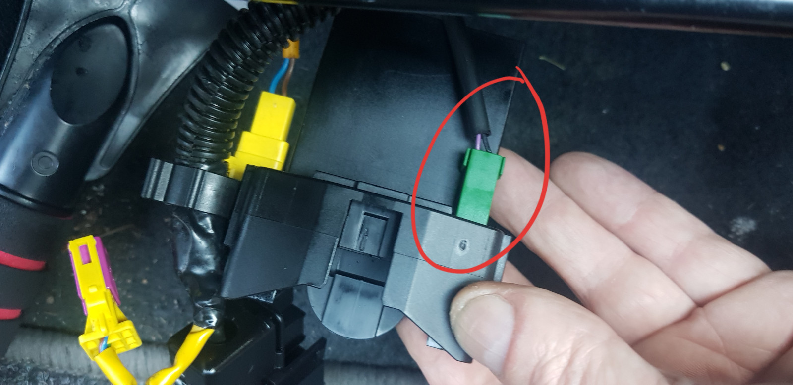 Stecker unter Sitzen