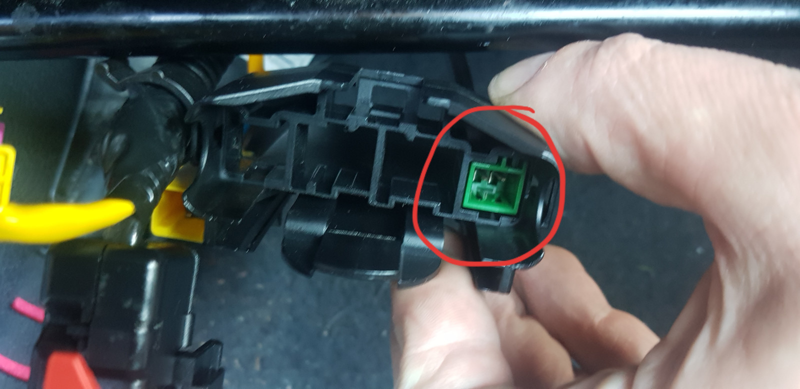 Stecker unter Sitzen