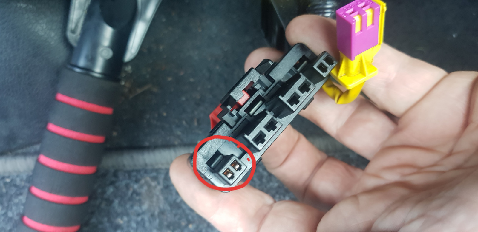 Stecker unter Sitzen