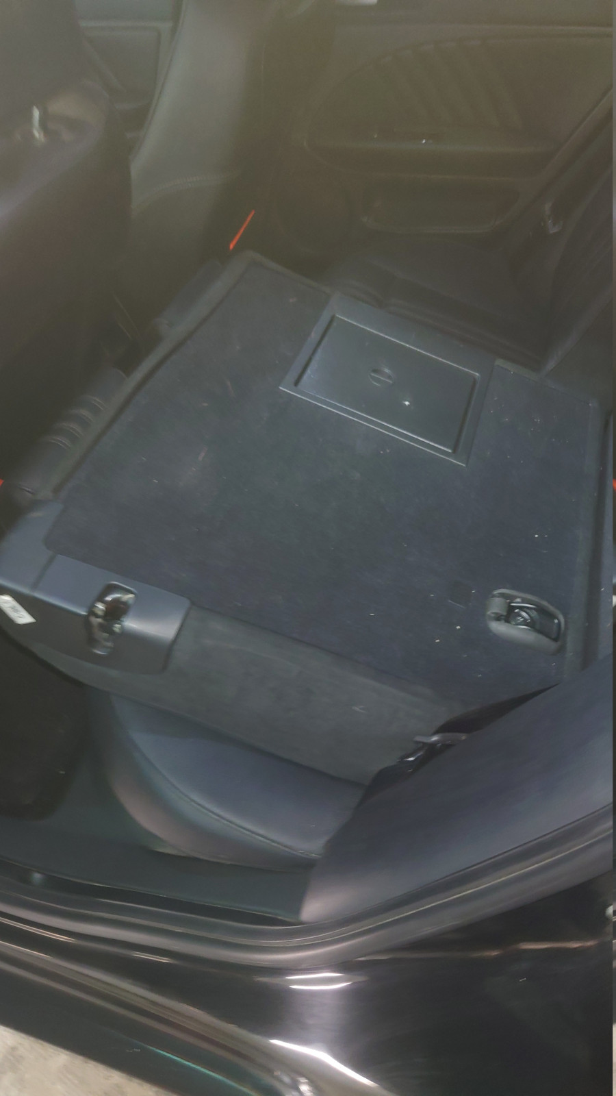 Rücksitzbank wieder befestigen