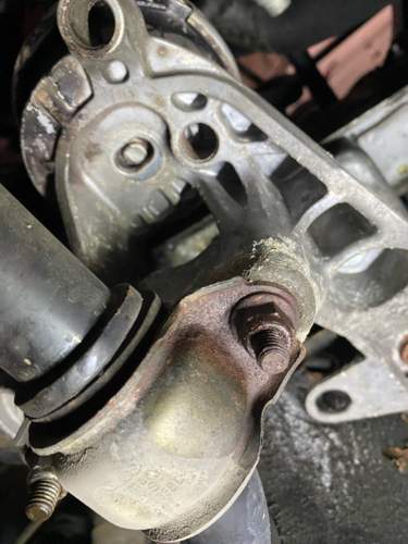 Hydrolager links unten Gewindebolzen abgerissen.jpg