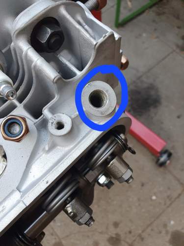 Schraubloch über Ventil