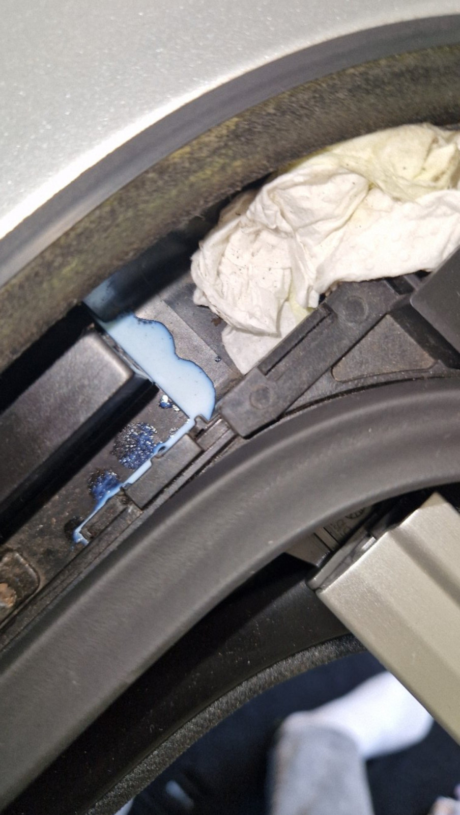 Teppich unter der Rücksitzbank nass